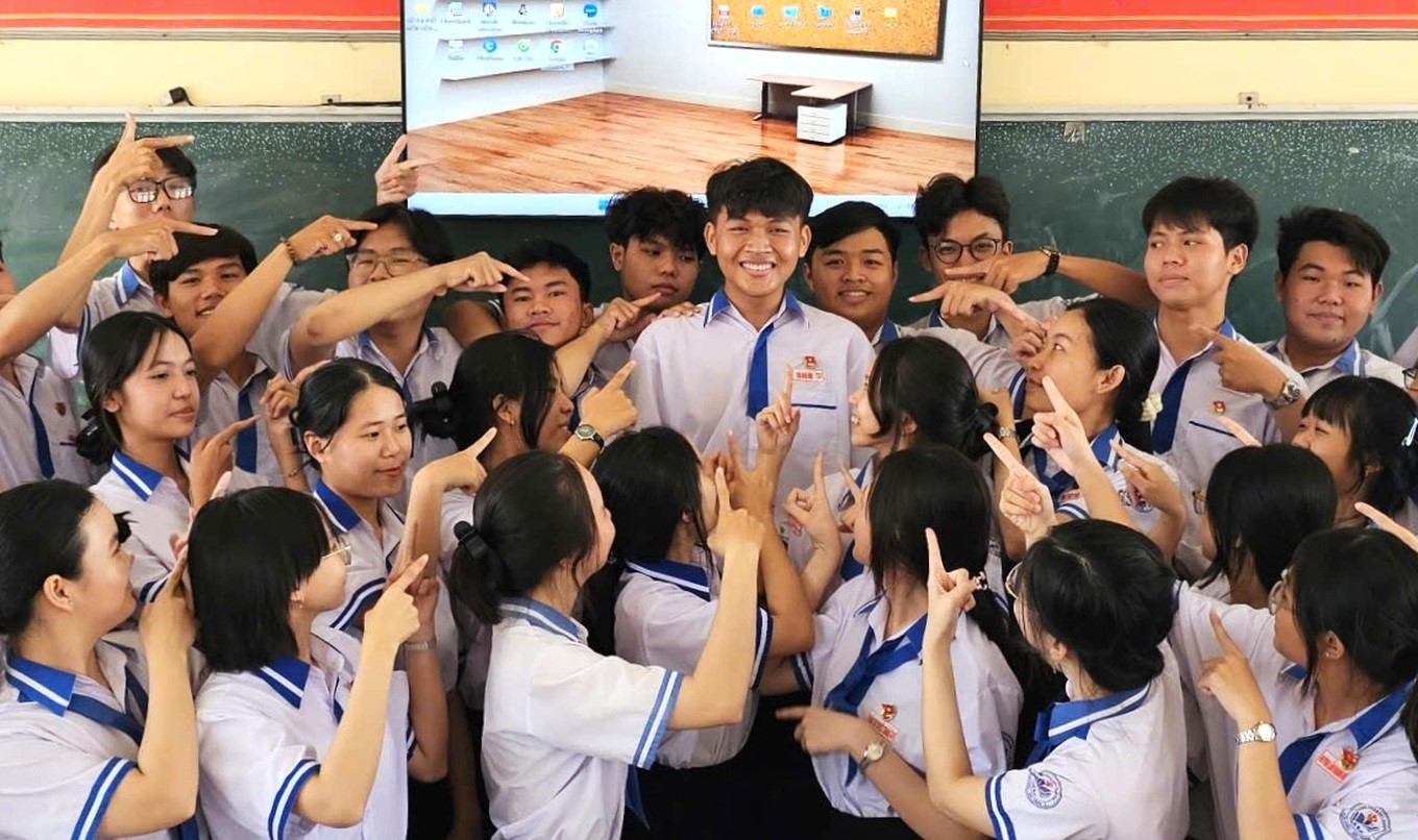 Sơn Minh Đình - Lớp 12A1- Đạt giải Nhất môn Ngữ Văn kỳ thi học sinh giỏi cấp thành phố