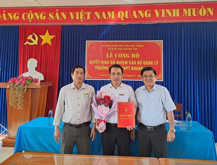 Thầy Huỳnh Văn Thư nhận quyết định bổ nhiệm Phó hiệu trưởng